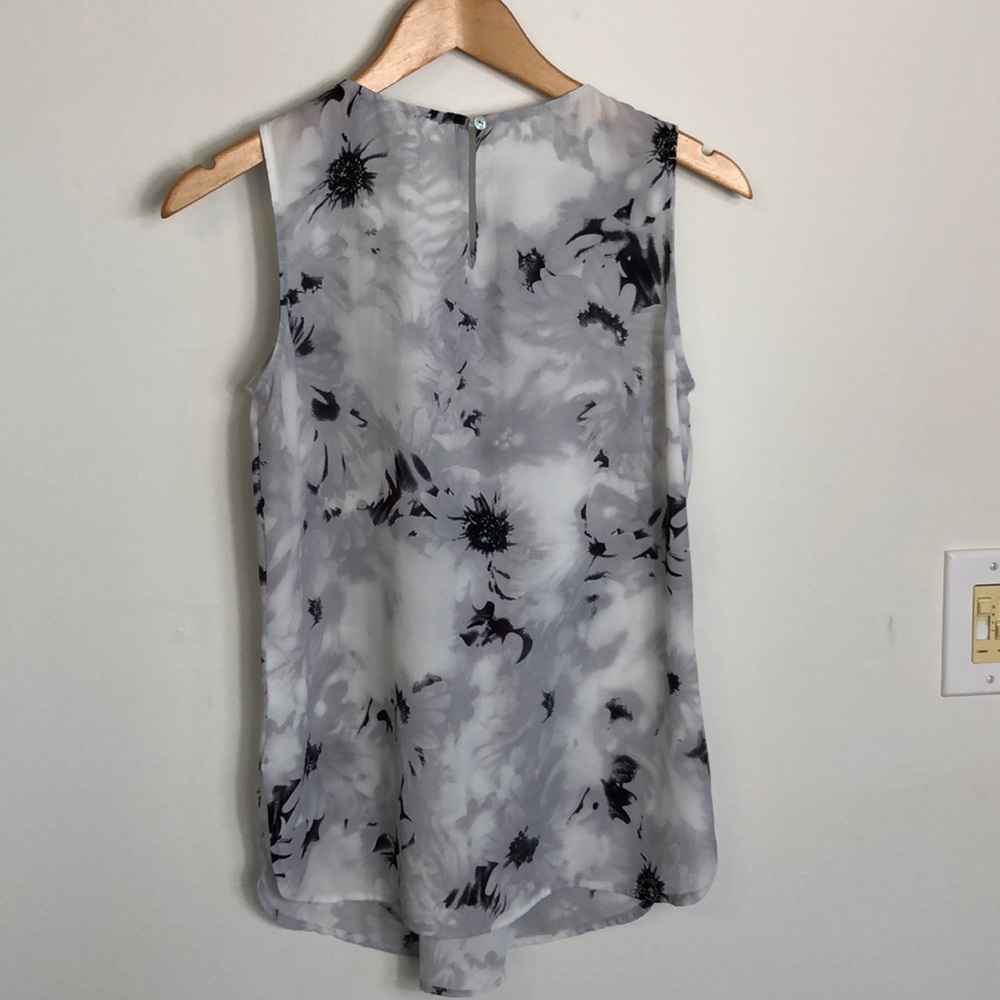 Floral sleeveless top size small - Picture 2 of 8